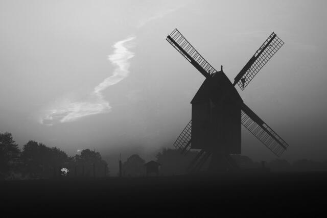 Silhouette der Mühle Wettmar im Sonnenaufgang
