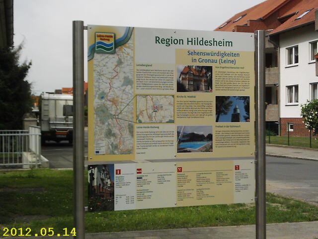 Gronau: "Infotafel Leine-Heide-Radweg". Leider hat "Region Hannover" noch nicht mitbekommen, dass es auch einen Leine-Kanuwanderweg gibt! Hier fehlt auch ein Prospektkasten für mitnehmbare Info!