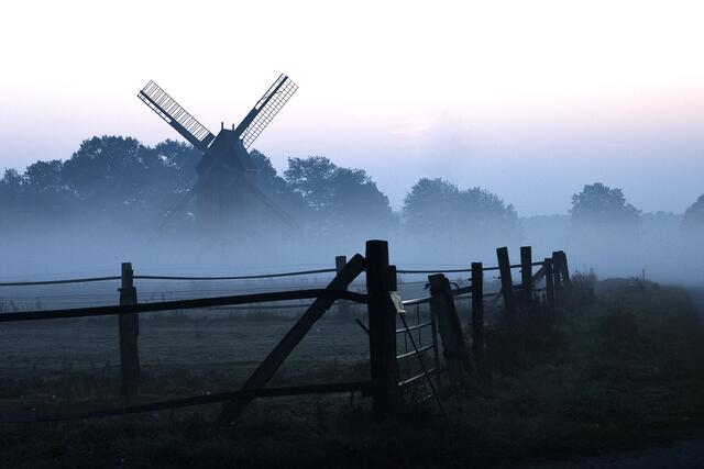 Bockwindmühle Wettmar im Morgennebel
