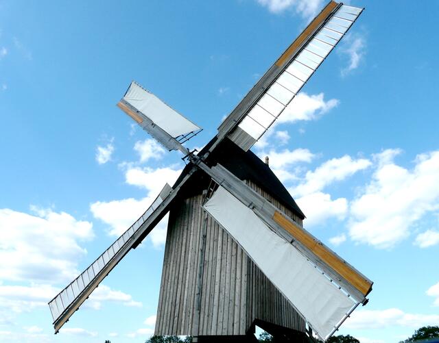 Vor einem strahlend blauen Himmel präsentierte sich die Bockwindmühle in Wettmar am "Nationalen Mühlentag", an dem sie sich nach ihrem 70 jährigen "Dornröschenschlaf" am Pfingstwochenende 2012 schon zum zweiten Mal beteiligte.
