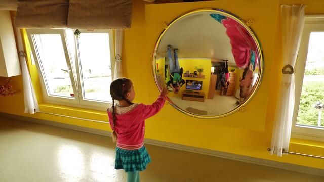 Das "Verrückte,krumme,schiefe Haus" in Nova Eventis - am 11.5.2013 - sogar der Spiegel steht Kopf !