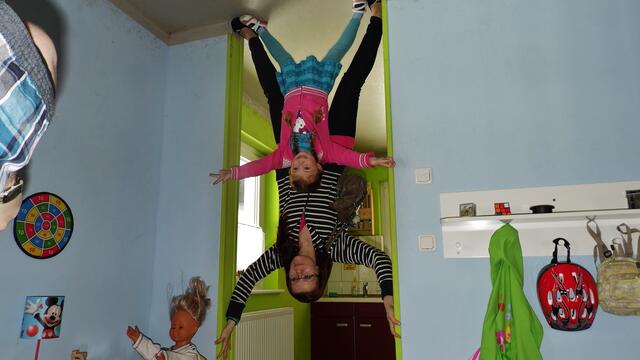Handstand im Türrahmen - Das "Verrückte,krumme,schiefe Haus" in Nova Eventis - am 11.5.2013 !