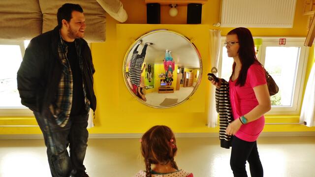 Das "Verrückte,krumme,schiefe Haus" in Nova Eventis - am 11.5.2013 - sogar der Spiegel steht Kopf !