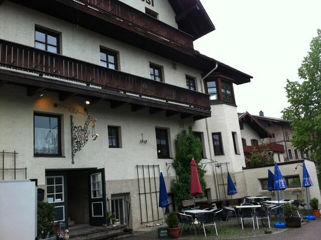 Der Biergarten mit Eingang zum Konzert vom Parkplatz aus