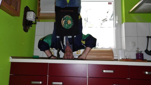 Handstand in der Spüle - Das "Verrückte,krumme,schiefe Haus" in Nova Eventis - am 11.5.2013 !
