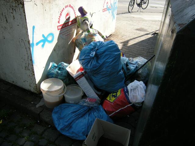 Sicher versteckt. Vorsicht Flüssigkeiten, in Eimern.