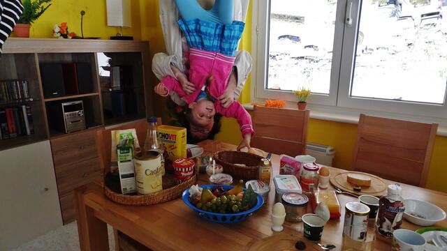 Handstand auf dem Frühstückstisch - Das "Verrückte,krumme,schiefe Haus" in Nova Eventis - am 11.5.2013 !