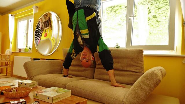 Handstand auf dem Sofa - Das "Verrückte,krumme,schiefe Haus" in Nova Eventis - am 11.5.2013 - kann das "Opa" nicht klasse !