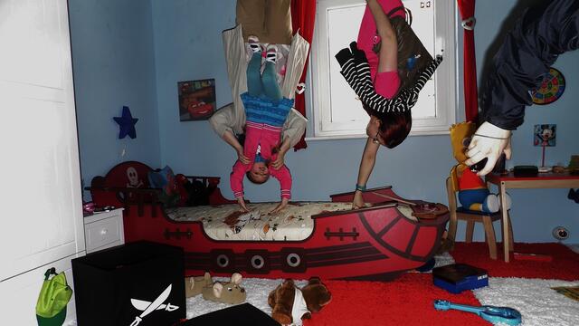 Handstand auf dem Bett - Das "Verrückte,krumme,schiefe Haus" in Nova Eventis - am 11.5.2013