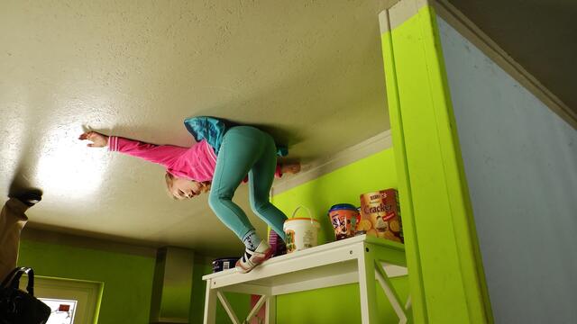 Viviana klebt an der Decke - Das "Verrückte,krumme,schiefe Haus" in Nova Eventis - am 11.5.2013 !