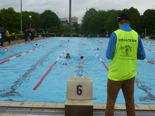 Die Bahnenzähler passten auf, dass jeder Starter seine 500 Meter absolvierte.