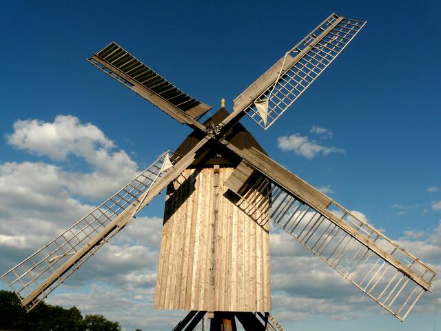Die Bockwindmühle Wettmar im Maisonnenschein.
