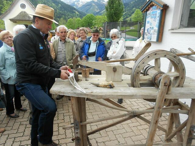 Beim Bearbeiten der Sense.