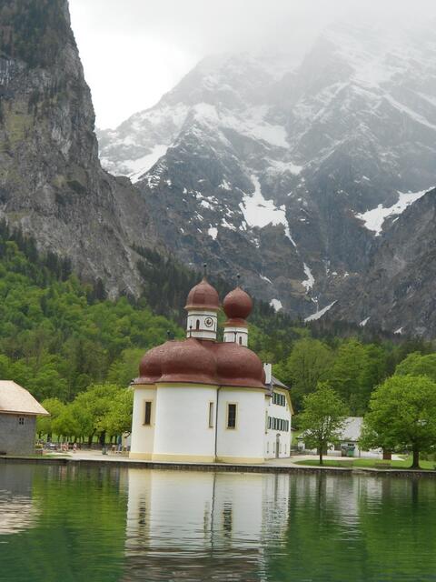 Bartholomä bei tiefhängenden Wolken. und Schnee auf den Bergen.