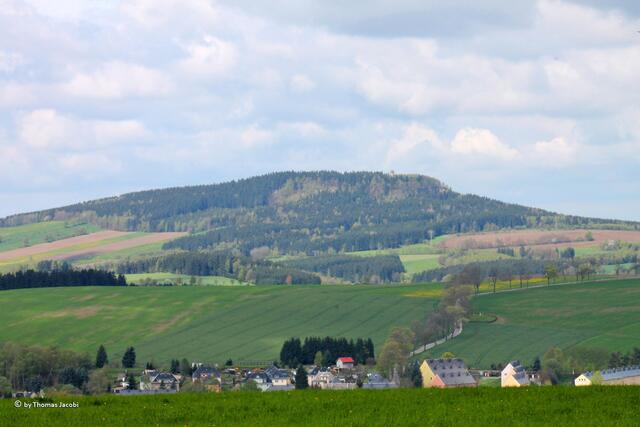 Blick zum Scheibenberg, davor liegt Sehma.