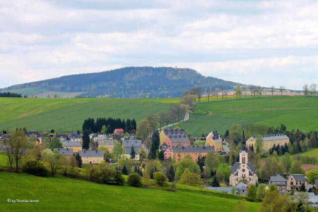 Hinten der Scheibenberg, davor Sehma mit seiner Kirche.