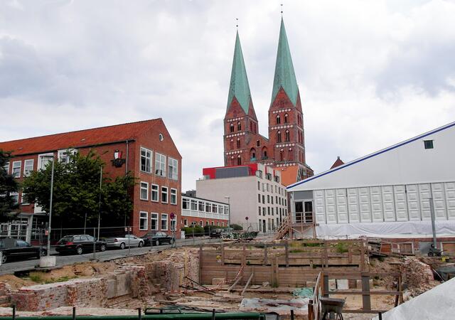 Archivfoto vom 14. Juni 2011: Die Hanseschule an der Fischstraße, im Vordergrund das Grabungsareal an der Einhäuschenquerstraße