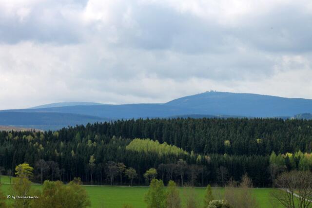Im Hintergrund links der Klinovec und rechts der Fichtelberg.