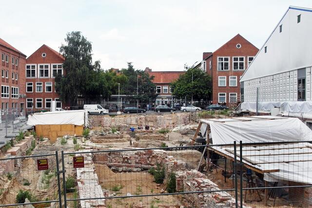 Archivfoto vom 14. Juni 2011: Die Hanseschule an der Fischstraße, im Vordergrund das Grabungsareal an der Braunstraße, links die Einhäuschenquerstraße