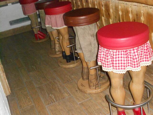 Barhocker in der Kellerbar.