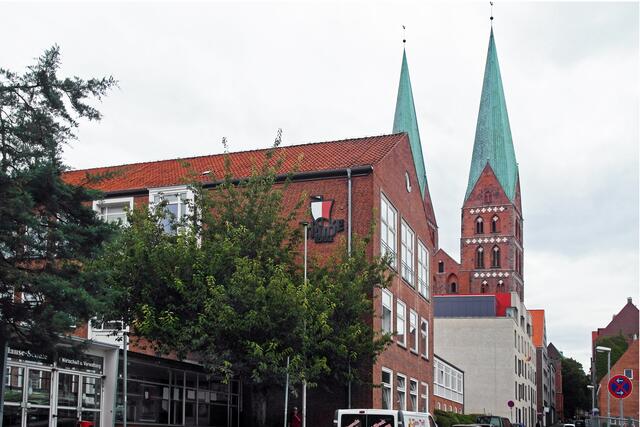 Archivfoto vom 28. August 2012: Die Hanseschule an der Fischstraße, im Hintergrund St. Marien