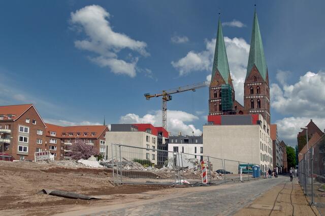 An der Fischstraße stand die Hanseschule, im Hintergrund erhebt sich die St.-Marien-Kirche.