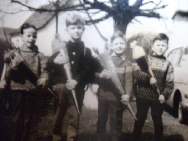 Leider mußte ich das Foto abfotografieren, da ich keinen Scanner habe.Das war jedenfalls meine erste Klasse(4 Schüler) ,links ich ,Potthoff ? Sigurd , ? Wer mir mit den Namen helfen kann schreibe bitte.