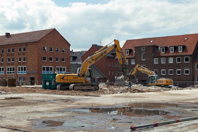 Hier werden Archäologen nach Spuren aus der Lübecker Stadtgeschichte suchen. Im Hintergrund sind die Gebäude an der Einhäuschenquerstraße zu sehen.