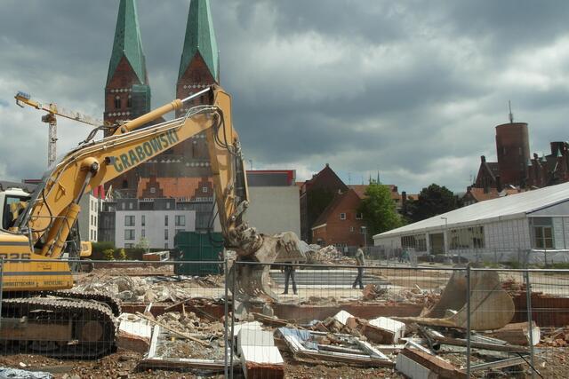 Die umfangreichen Ausgrabungen im Gründungsviertel (im Hinergrund die Marienkirche) stellen Deutschlands größte innerstädtische Grabung in einem Altstadt-Quartier dar.
