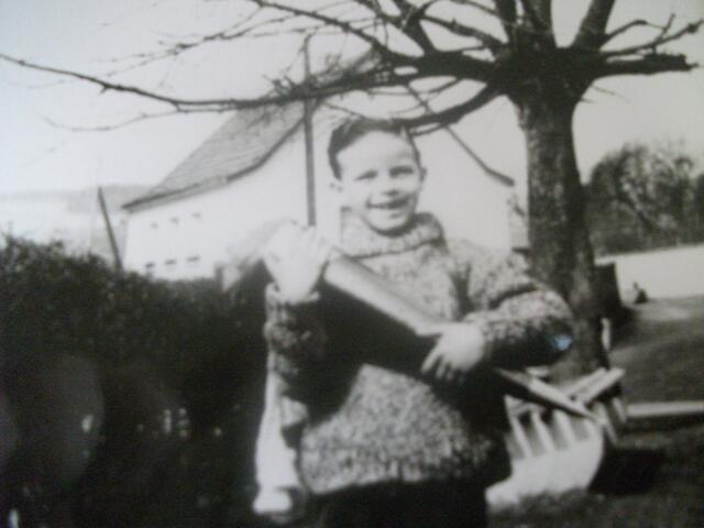 Ja das Foto stammt aus dem Jahr 1963 da wurden wir noch im Herbst eingeschult .Deswegen der dicke Pullover von Oma gestrickt.