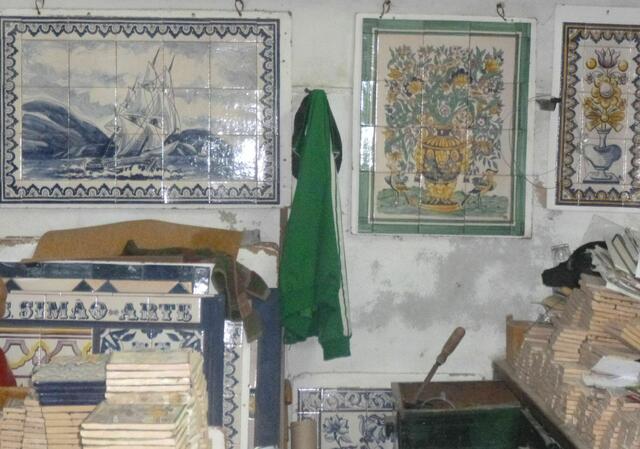 Kleine Kachel-Werkstatt im Alentejo. Azulejos (Kacheln, überwiegendes Muster= blau-weiß-gelb) sind in Portugal allgegenwärtig und werden in die ganze Welt exportiert.