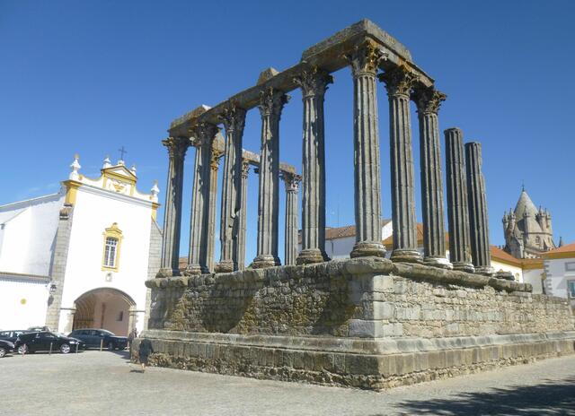 Evora: Unesco-Weltkulturerbe "Festung Evora" mit römischer Tempelanlage "Diana". Die korinthischen Säulen "klauten" die Römer von den Griechen.