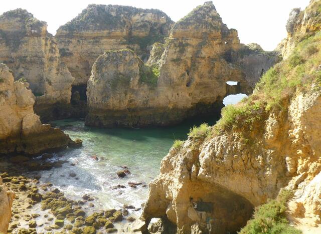 Bizarre Felsformationen an der Algarve-Küste bei Sagres.