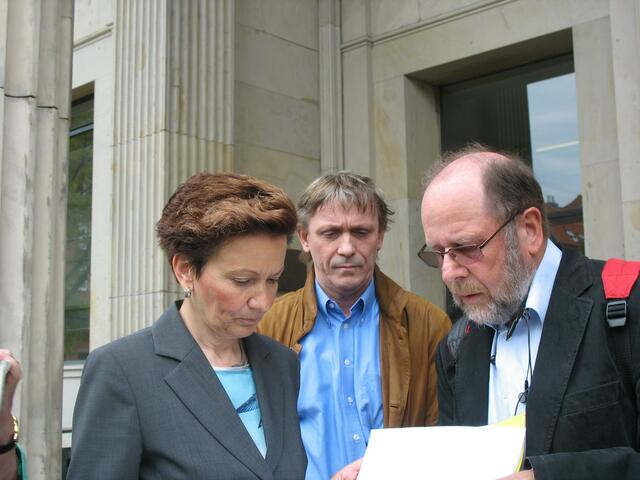 Herr Lemke berichtet der Ausschussvorsitzenden über die Zunahme der Nachtflüge | Foto: Foto: Erika Becker