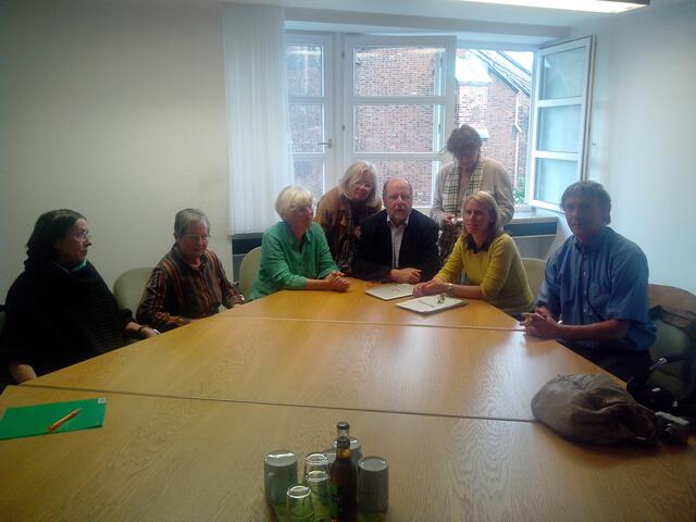 MdL Maaret Westphely (2. vl) empfängt die Delegation in den Fraktionsräumen der Grünen