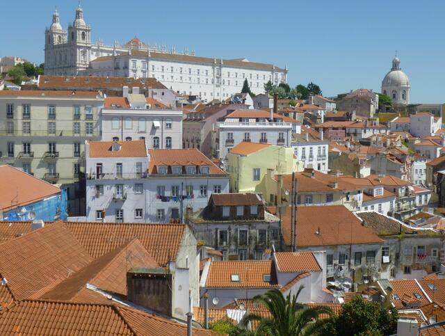Lisboa: Blick vom Miradouro Santa Luzia auf Kirche und Kloster "São Vicente de Fora".