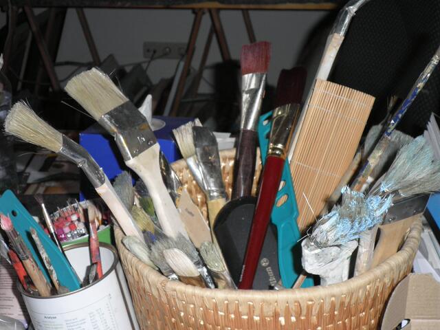 Malerwerkzeuge im Atelier des Künstlers