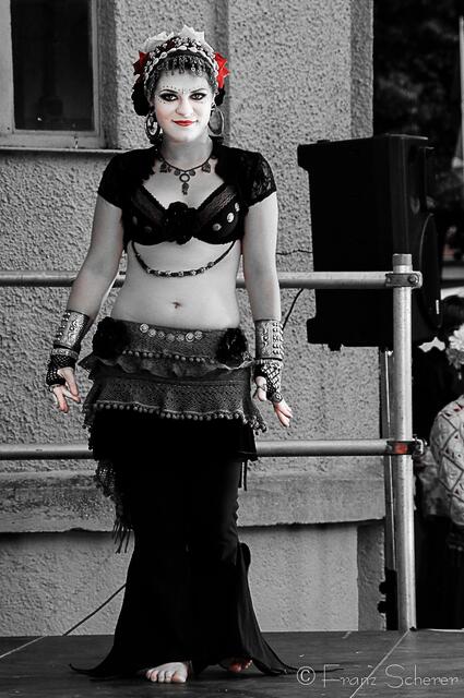 Tanzkunst mit Ereshkigal beim Grenzenlos Festival 2013. Mit ihrem Ensemble wird Ida Mahin wieder die Zuschauer begeistern. Das Bild zeigt die Tänzerin Samira Saabet