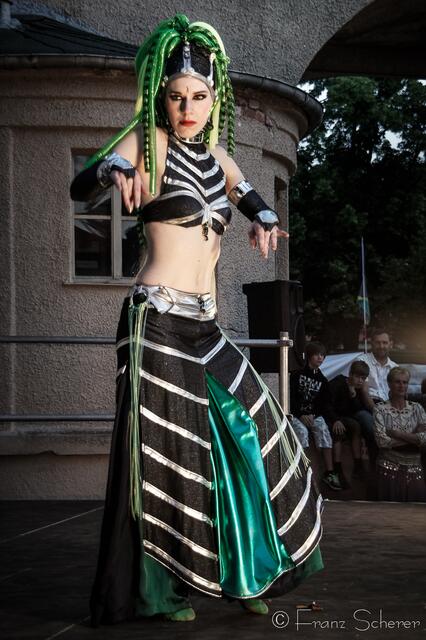 Tanzkunst mit Ereshkigal beim Grenzenlos Festival 2013. Mit ihrem Ensemble wird Ida Mahin wieder die Zuschauer begeistern. Das Bild zeigt Ida Mahin als Medusa