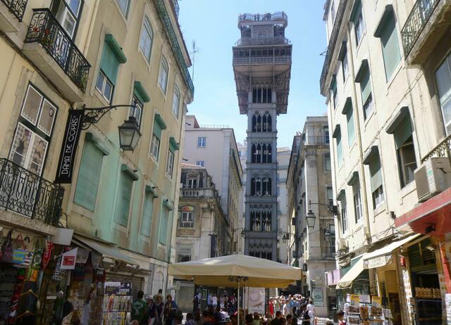 Lisboa: Aufzug "Elevador de Santa Justa". Auf der Plattform hat man einen schönen Ausblick über die Stadt.