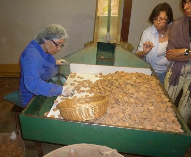 Endkontrolle. Die Scheiben sind  das  meistverkaufte Produkt der Fabrik.