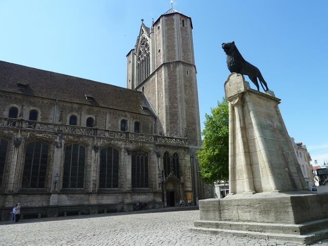 Der  Dom St.Blasii,mit Braunschweiger Löwen davor,ist eine freitragende Plastik.