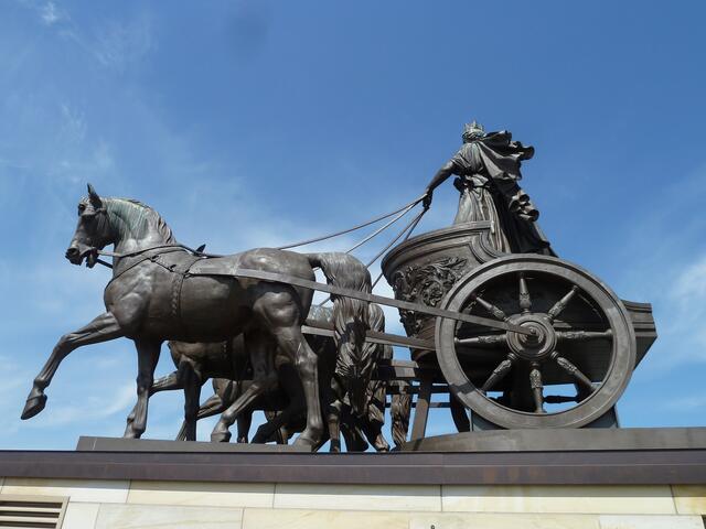 Quadriga 9m hoch,7,5 m breit,9m lang,mit der Stadtgöttin Brunonia als Wagenlenkerin auf dem Pontikus.