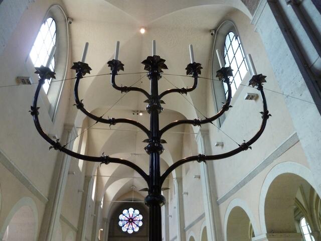 Der riesige siebenarmige Bronzeleuchter von 1188,gehört zu den wertvollsten Stücken des Dom´s.