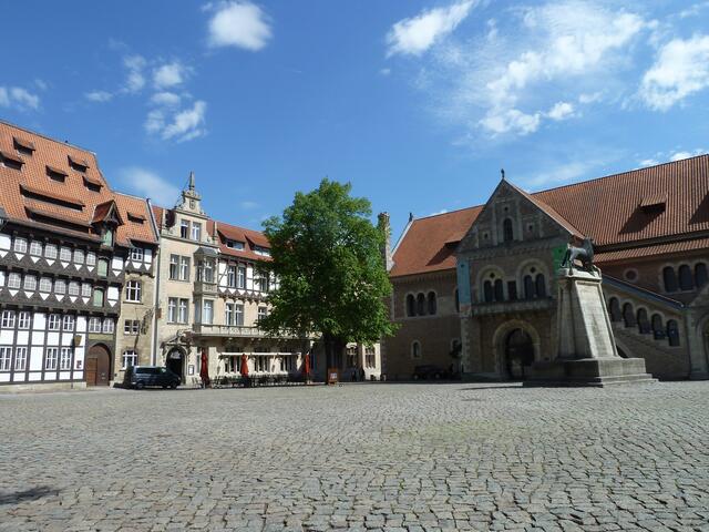 Das Hunoldsche Haus daneben das Vierweghaus und Burg Dankwarderode mit Braunschweiger Löwe.