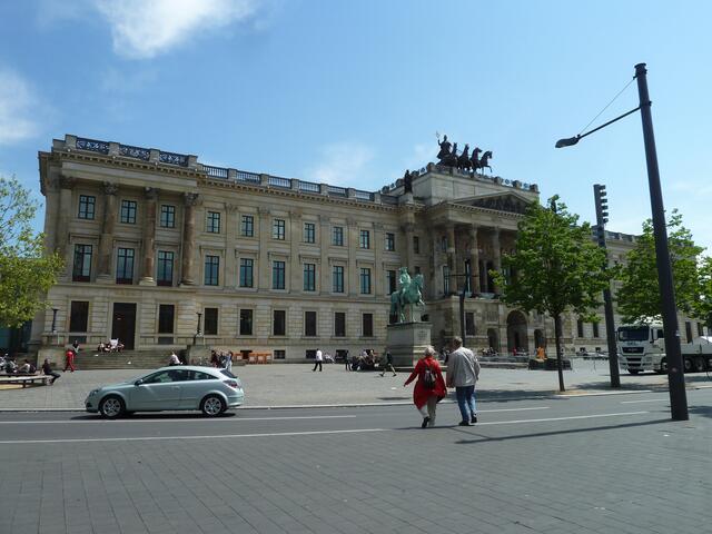 Gesamtansicht Schloßplatz mit Residenzschloß.