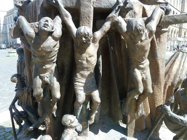 Hier an der Säule wird die Kreuzigung von Jesus gezeigt.