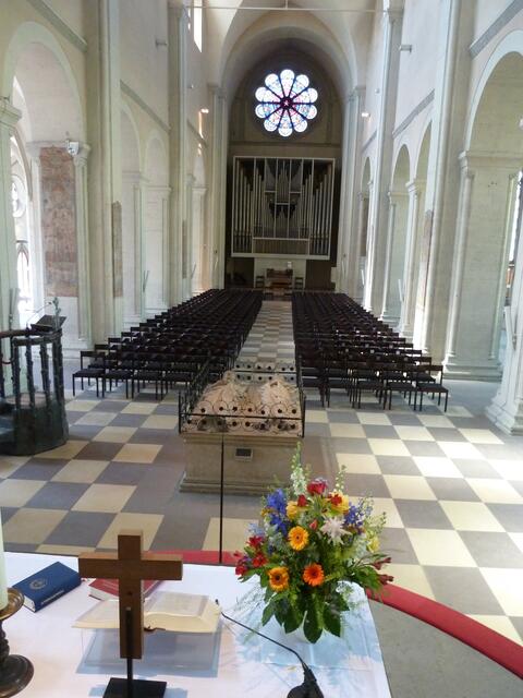 Kirchenschiff,vom Marienaltar sieht man das Grabmahl Heinrich des Löwen u.2te Ehefrau Mathilde aus England.