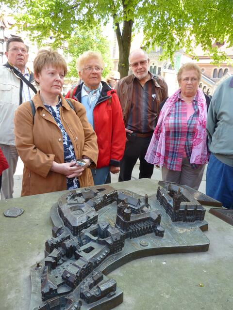 Hier wird uns die alte Stadt mit Burgmauer erklärt.