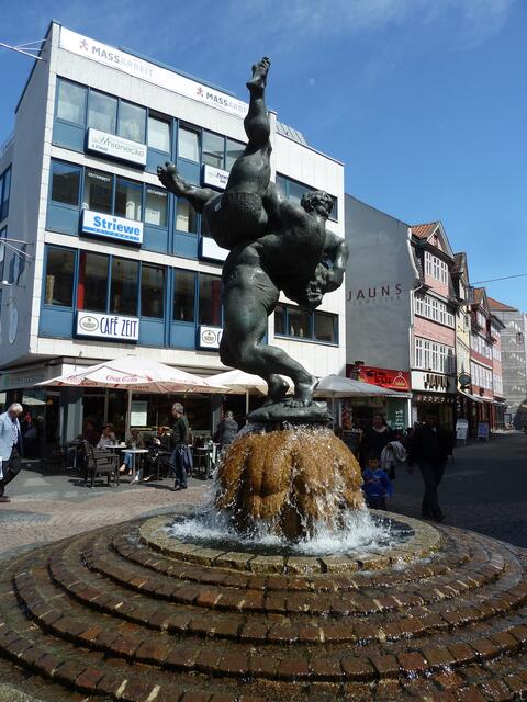 Plastik zweier Ringer.